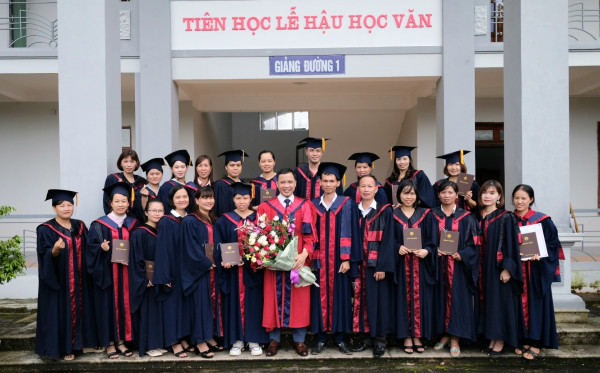 Lễ tốt nghiệp và trao bằng cử nhân ngành Khoa học thư viện khóa QH-2016-X tại Lai châu