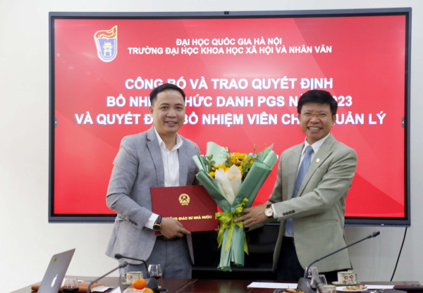 Thầy Đỗ Văn Hùng, Trưởng Khoa nhận Quyết định bổ nhiệm chức danh Phó Giáo sư