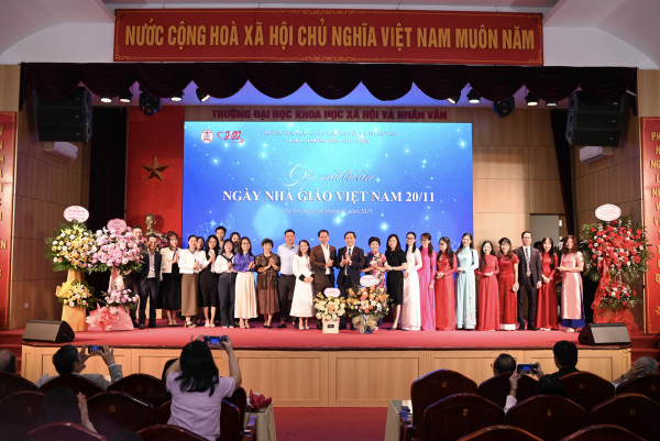 Hành trình tri thức - Khoảnh khắc tri ân: lễ kỷ niệm ngày Nhà giáo Việt Nam 20/11 của khoa Thông tin - Thư viện