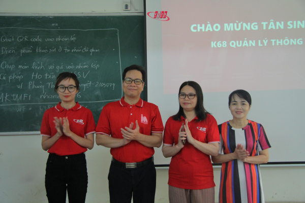 Rộn ràng hoạt động chào đón tân sinh viên K68 Khoa Thông tin - Thư viện