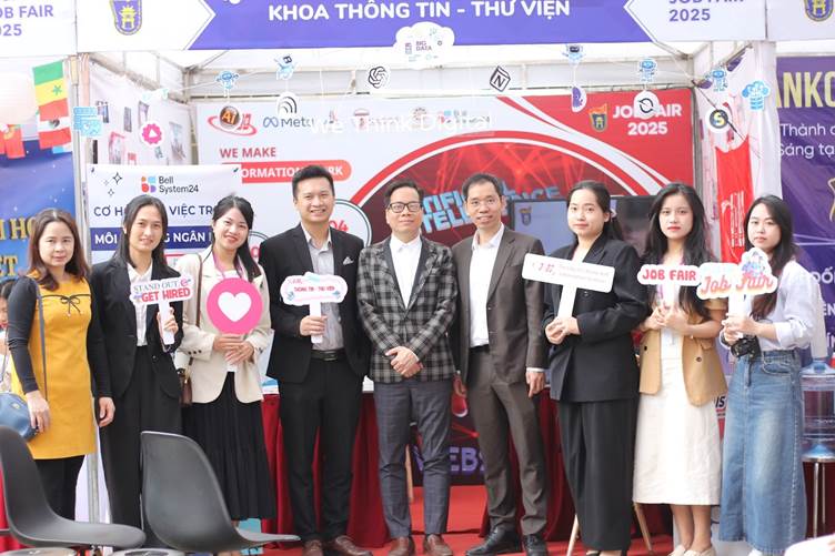 USSH Job Fair 2025 - Cơ hội việc làm "hot" cho sinh viên Khoa Thông tin - Thư viện