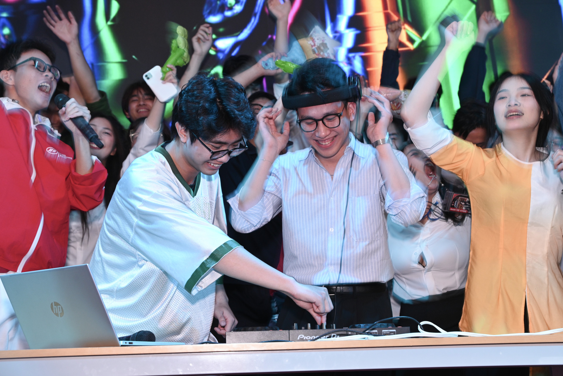 DJ