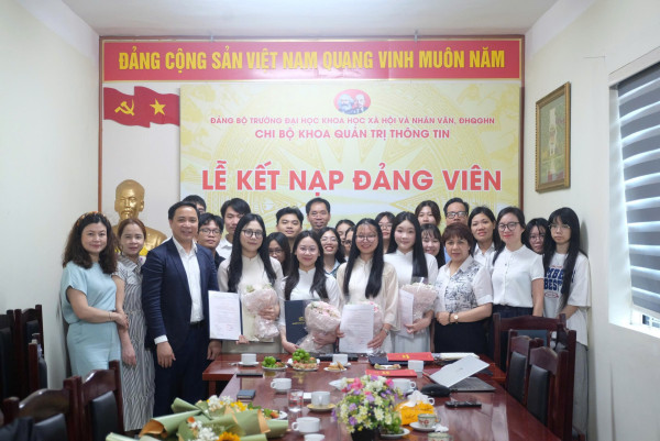 Khoa Quản trị thông tin tổ chức Lễ kết nạp đảng viên mới