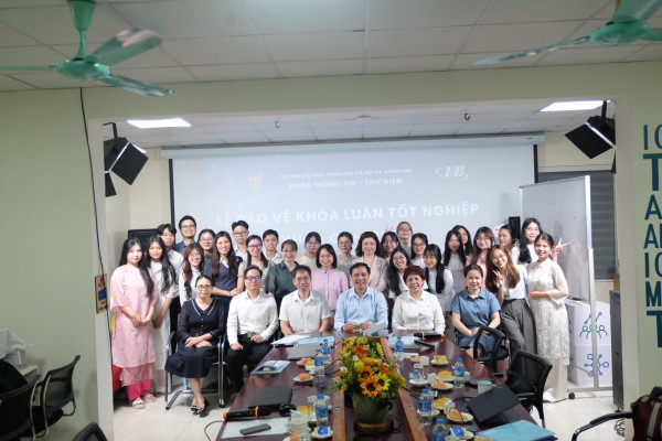 Các bạn sinh viên chụp ảnh lưu niệm cùng Thầy Cô trong Khoa