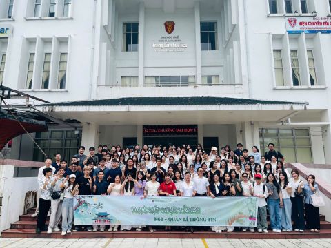 Đoàn sinh viên Khóa QH-2023-X ngành Quản lý thông tin tham quan thực tế tại Viện Chuyển đổi số và Học liệu, Đại học Huế
