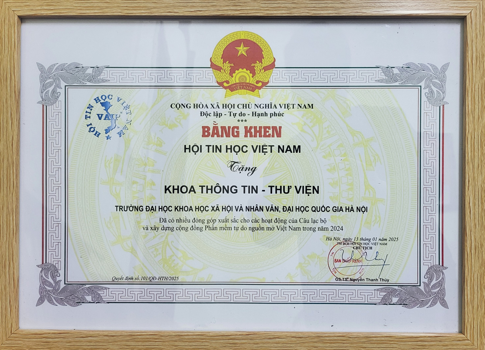 Khoa Thông tin - Thư viện nhận Bằng khen của Hội Tin học Việt Nam