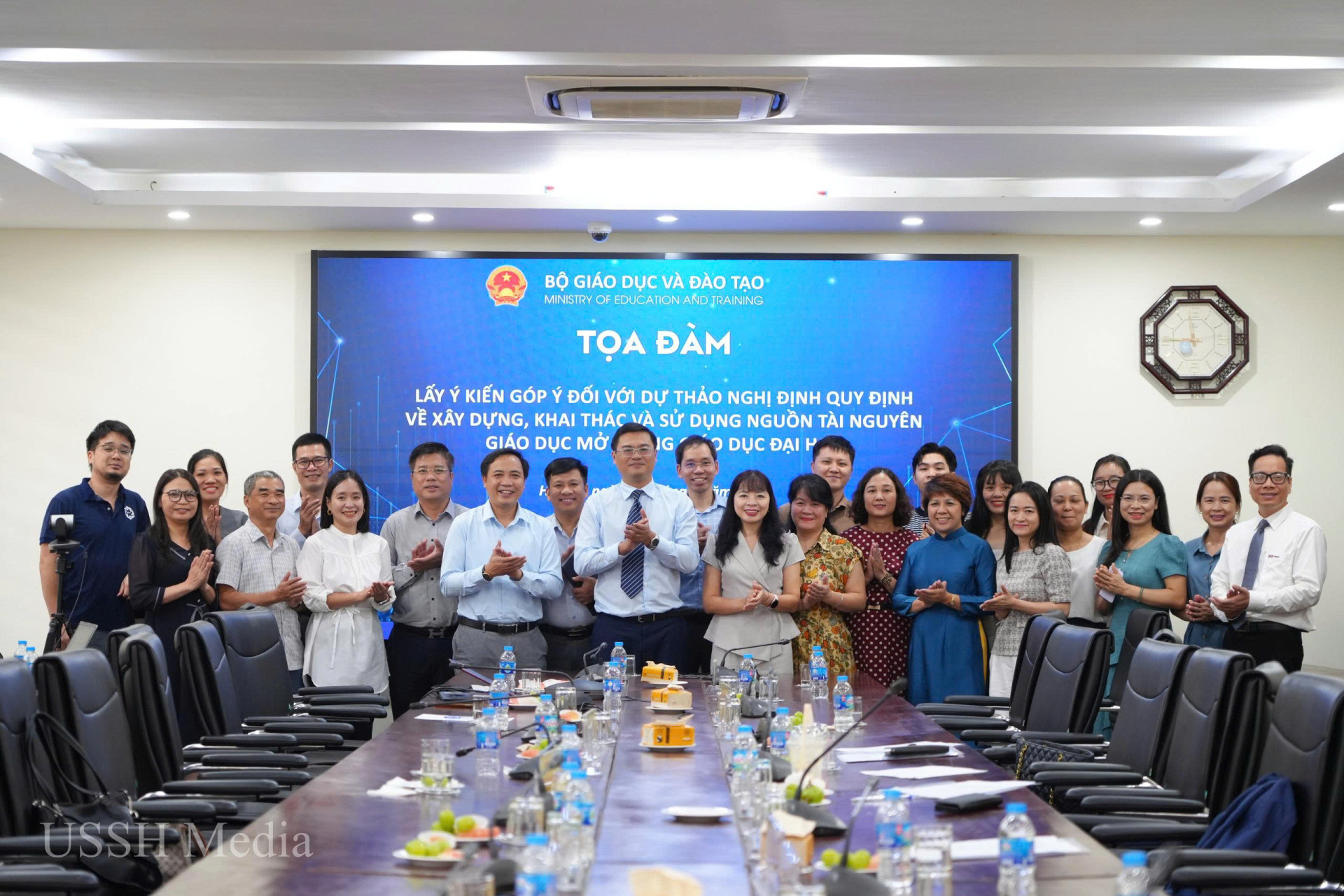 Các đại biểu tham dự buổi tọa đàm lấy ý kiến