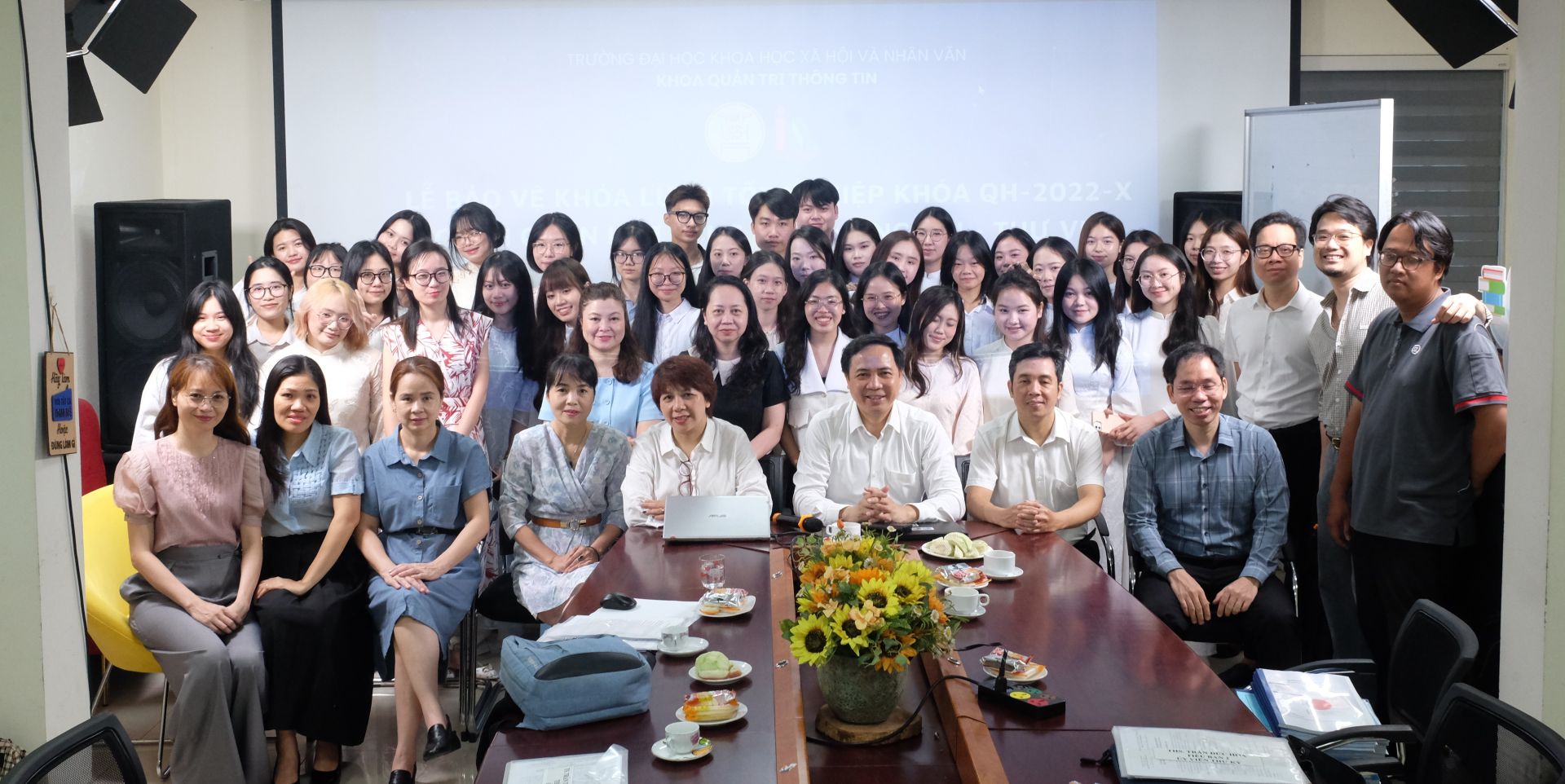 Khoa Quản trị thông tin tổ chức Lễ bảo vệ khóa luận tốt nghiệp cho sinh viên QH-2022-X