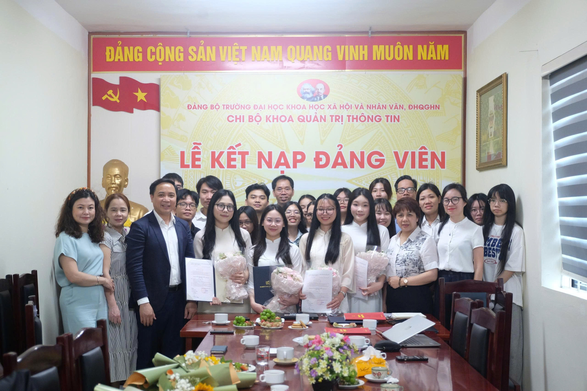 Khoa Quản trị thông tin tổ chức Lễ kết nạp đảng viên mới