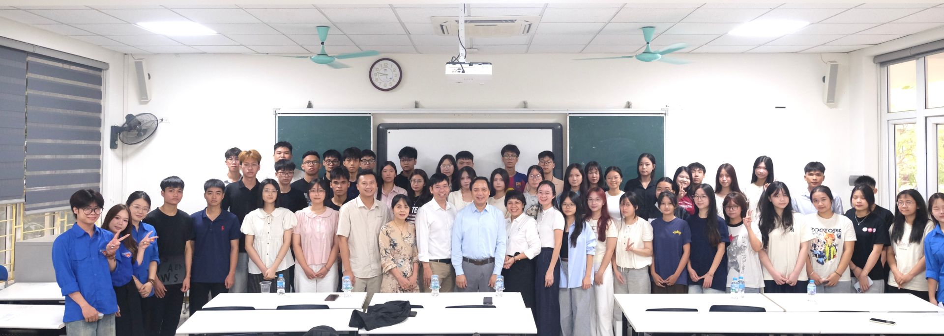 Chi ủy, Ban Chủ nhiệm Khoa Quản trị thông tin gặp mặt tân sinh viên K71: Sẵn sàng cho một hành trình mới