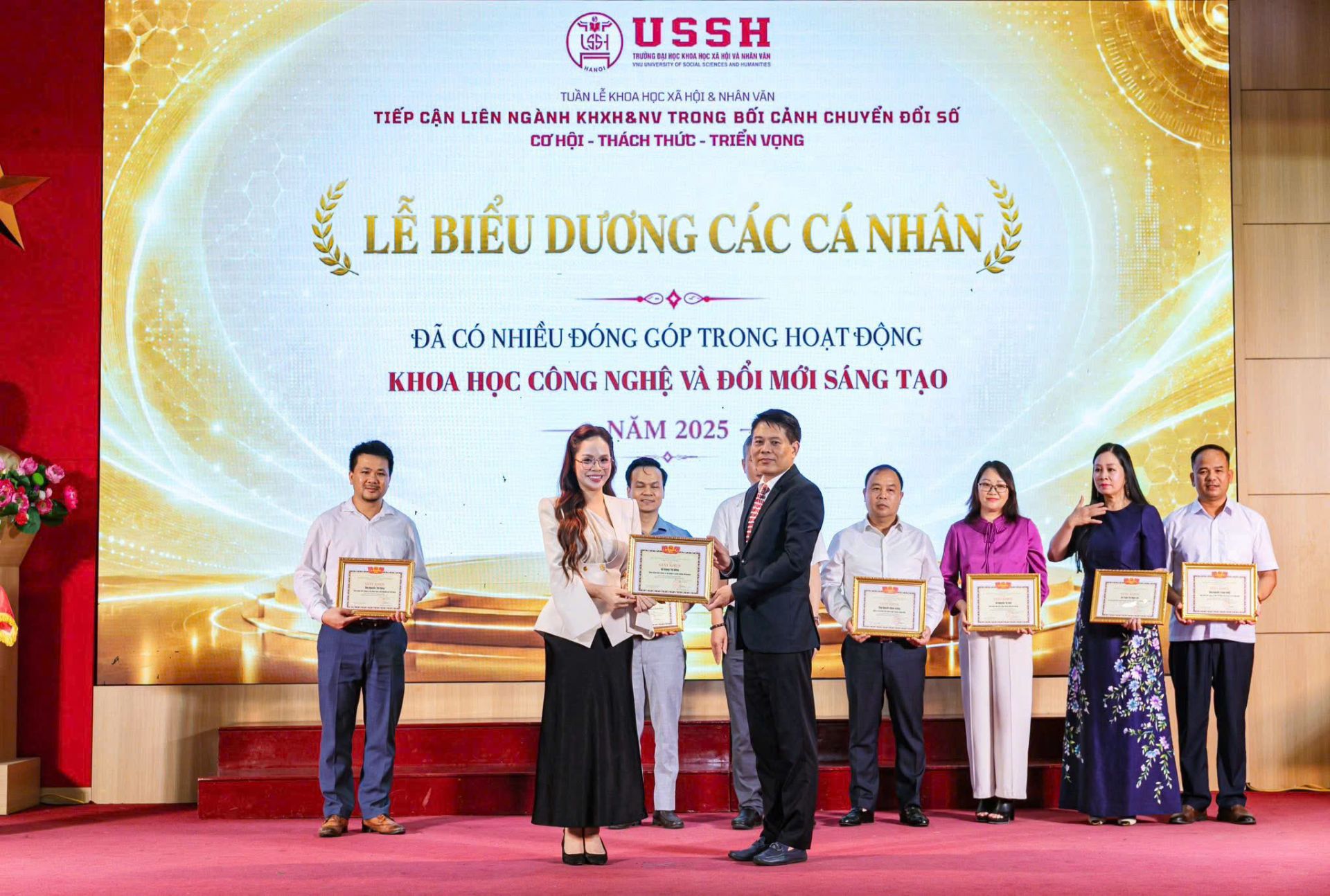 Giang Hồng: Từ giảng đường Quản trị thông tin đến hành trình kiến tạo giá trị bằng tri thức và truyền thông