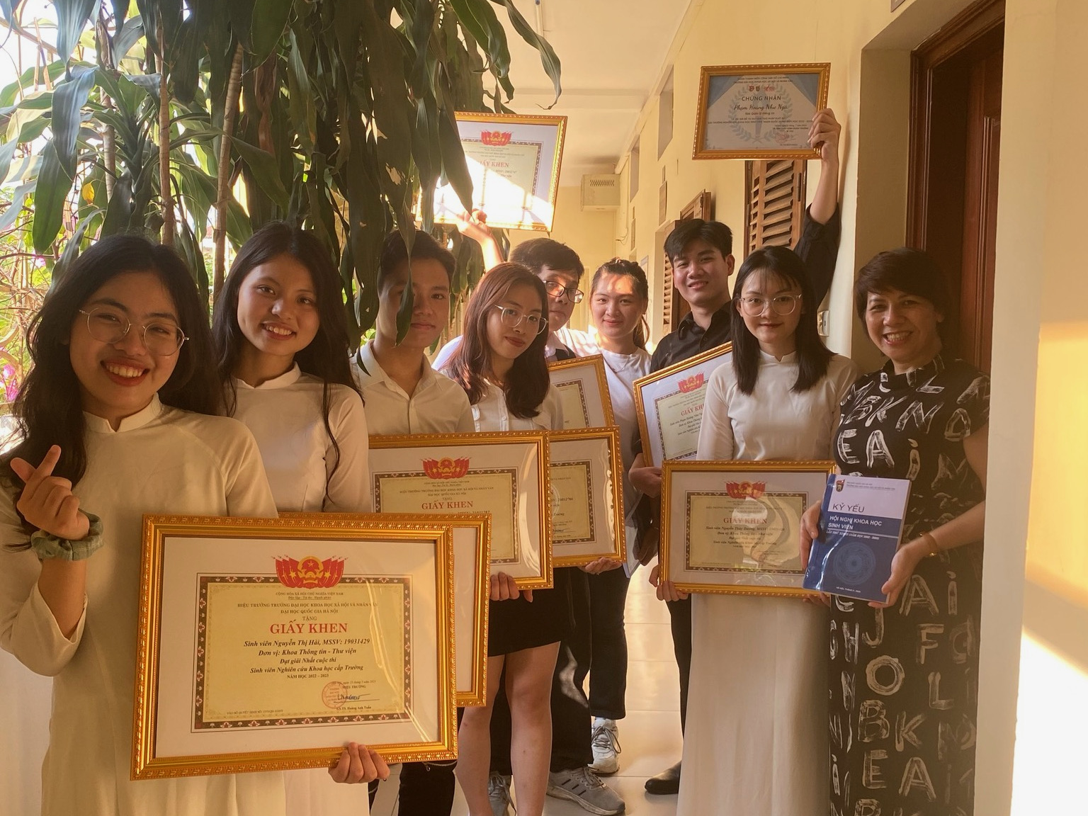 5 SV đạt giải NCKH cấp trường